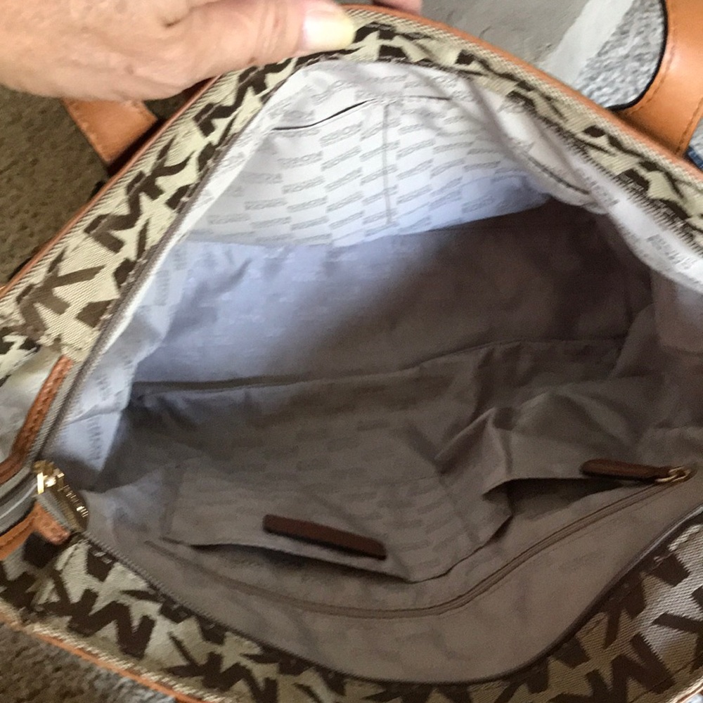 Michael Kors Millbrook Shoulder Tote 🌺🌺 - Picture 8 of 8